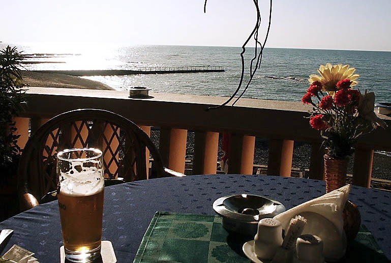 Сочи. В кафе у моря. фото http://loigev2008.ya.ru